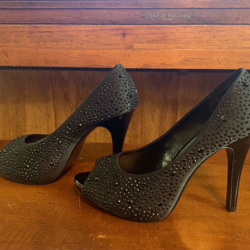 Black Bedazzled Pumps!